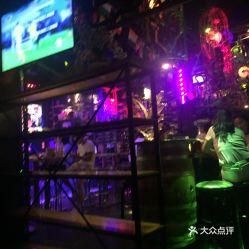 玉林开酒吧的网红是谁,揭秘酒吧界新晋人气王